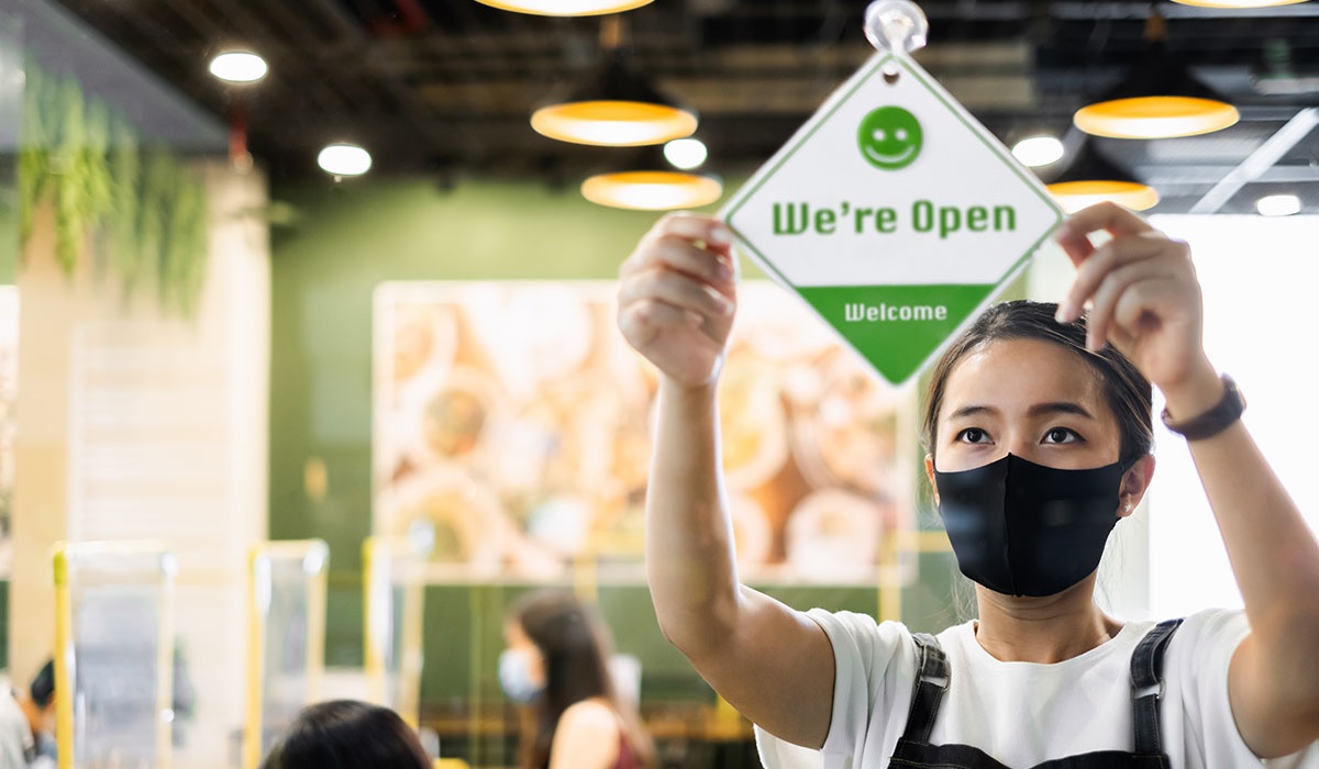 New life for epidemic prevention, shop assistants wear masks to open shop